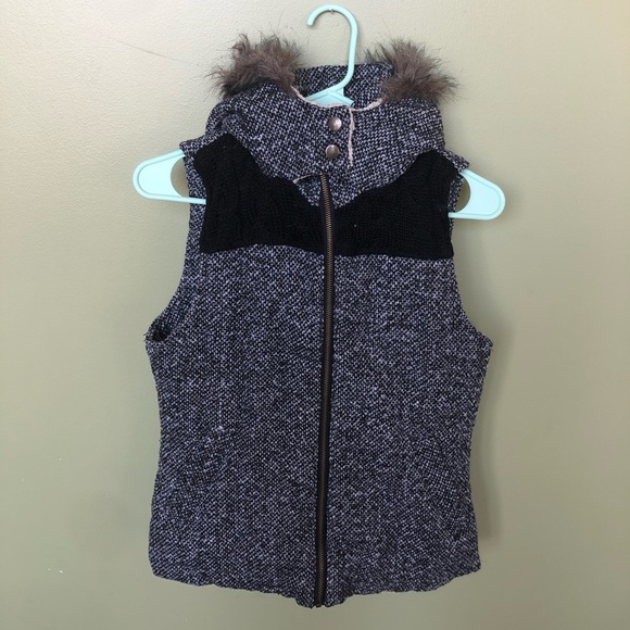 Black and white hooded vest - Picture 3 of 8